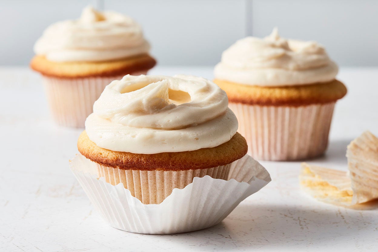 Fabrikant Maori Renderen Ultra-Vanilla Cupcakes with Easy Vanilla Frosting Recipe | King Arthur  Baking