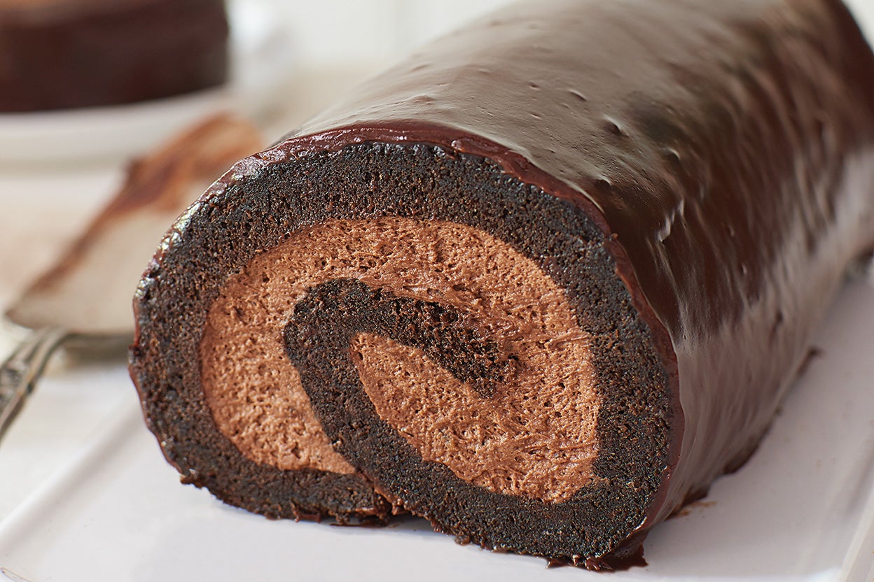 DOUBLE CHOCOLATE ROLL CAKE ALA GOLDILOCKS WITHOUT CHOCOLATE! - YouTube