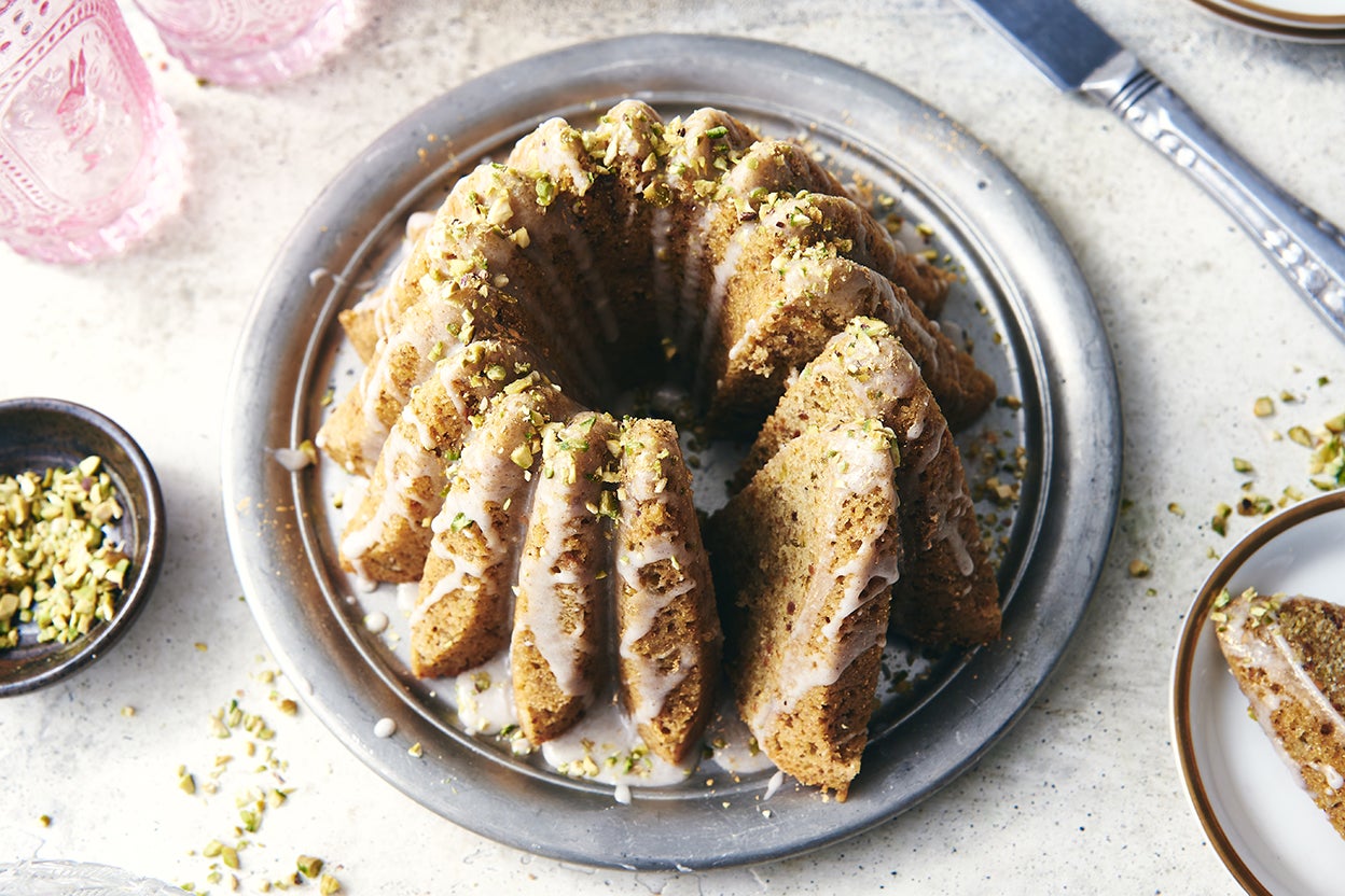 Finally put my new heritage bundt pan to use with a two toned cake! : r/ Baking