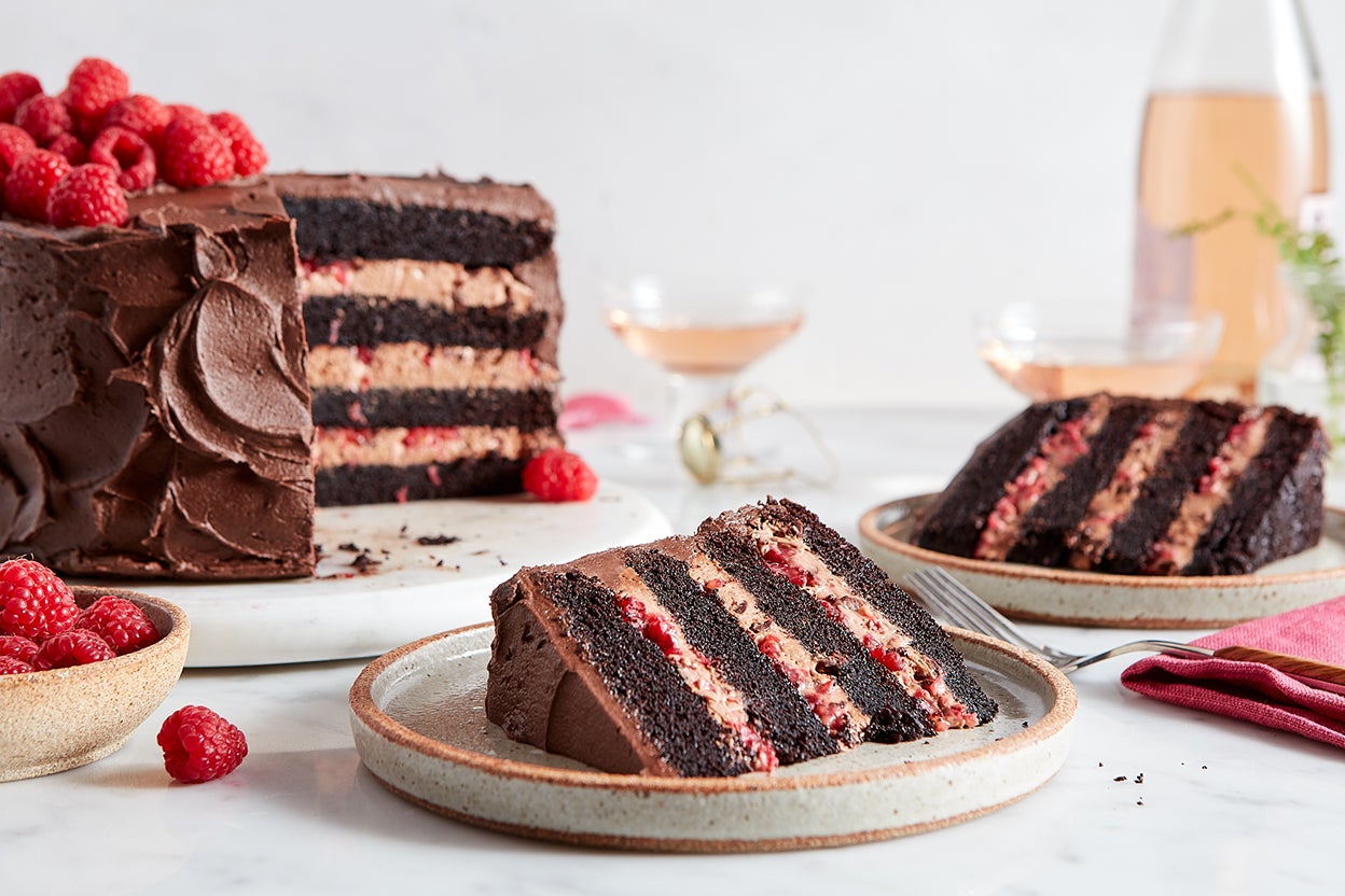 Baileys Chocolate Cake: Easy Recipe w/ Decadent Frosting