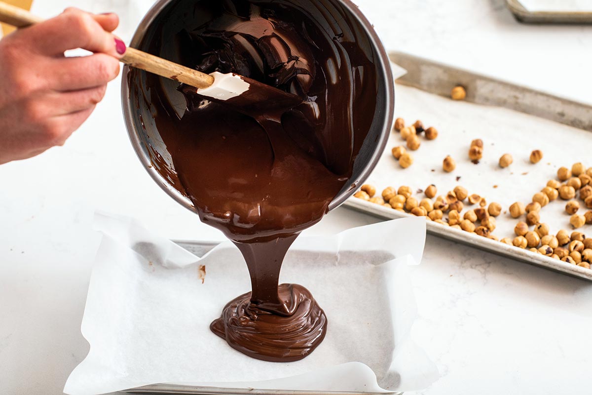 Tempering chocolate: tabliering method