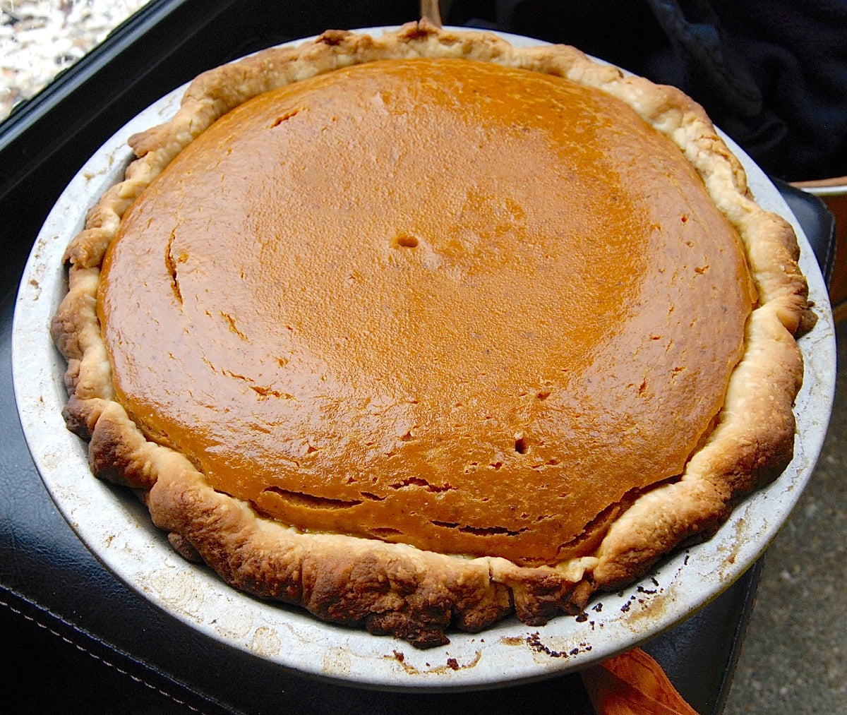 https://www.kingarthurbaking.com/sites/default/files/blog-images/2017/11/How-to-keep-pumpkin-pie-from-cracking-6.jpg