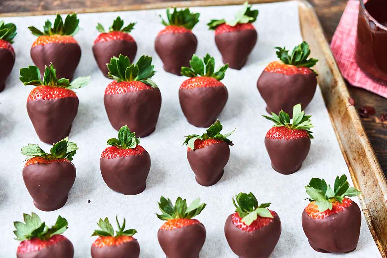Best Chocolate-Covered Strawberries Recipe - How to Make Chocolate-Covered  Strawberries