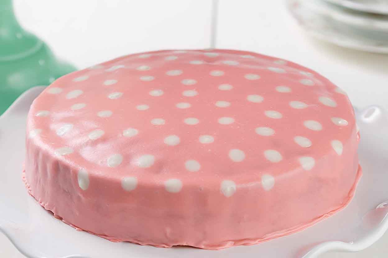 How to cover a cake with fondant icing - BBC Food