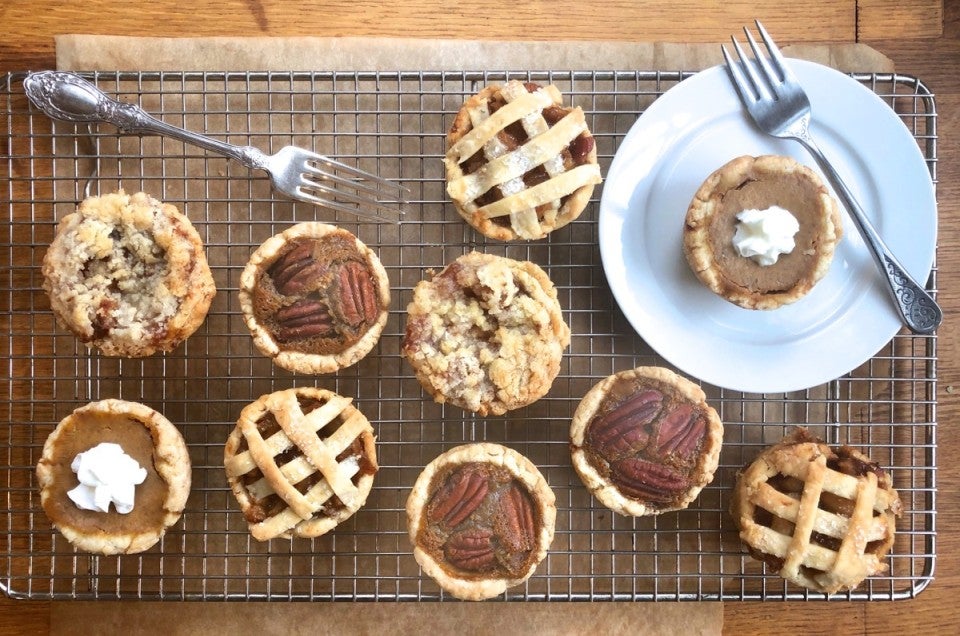 Mini Bundt & Mini Pie Maker Gift Set