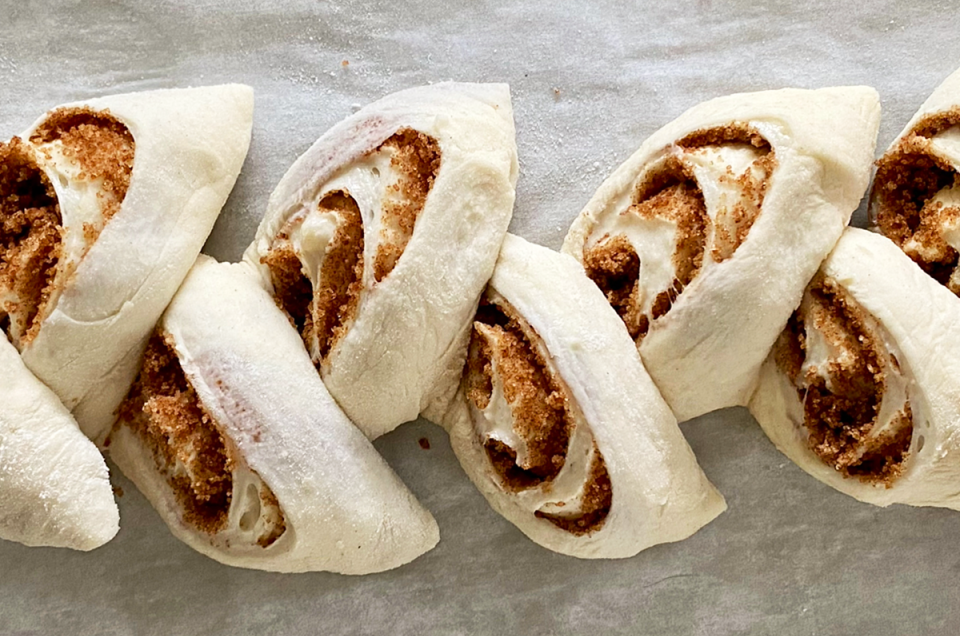 A cinnamon roll log shaped like an epi de ble