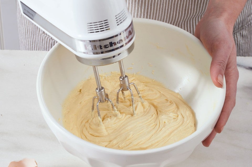 Cake mix beating hi-res stock photography and images - Alamy