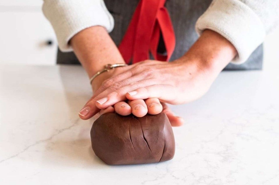 Fondant vs. Modeling Chocolate (3 Key Differences) - Baking Kneads