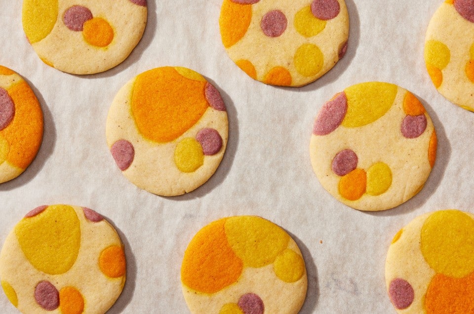 Decorating cookies using parchment paper