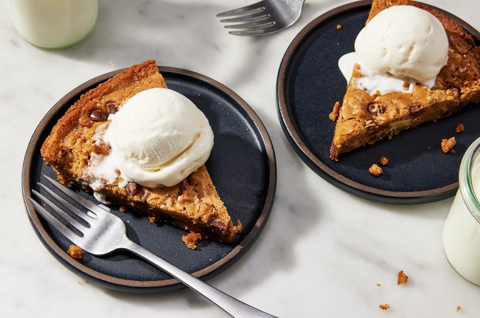 Classics Bake-in-Skillet Cast Iron Chocolate Chip Cookie Kit