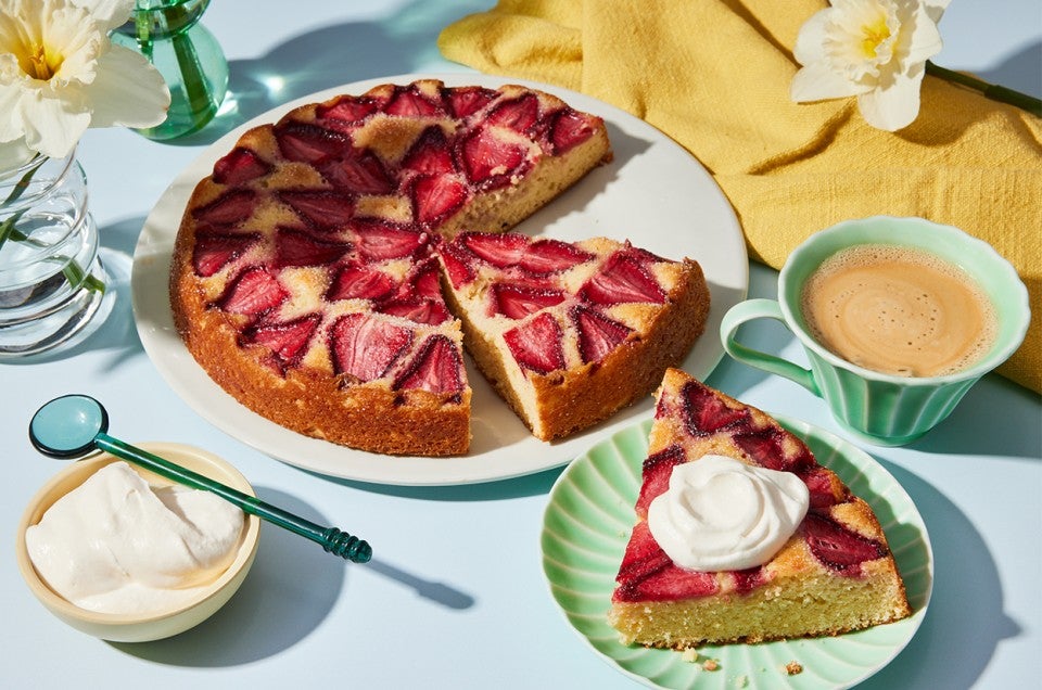 Super-Simple Strawberry Cake - select to zoom