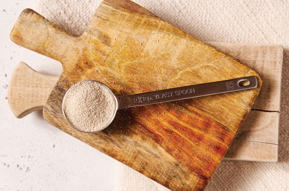 Measuring spoon with yeast