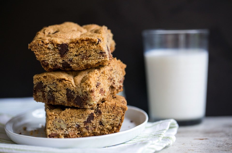 How to make cookie bars via @kingarthurflour