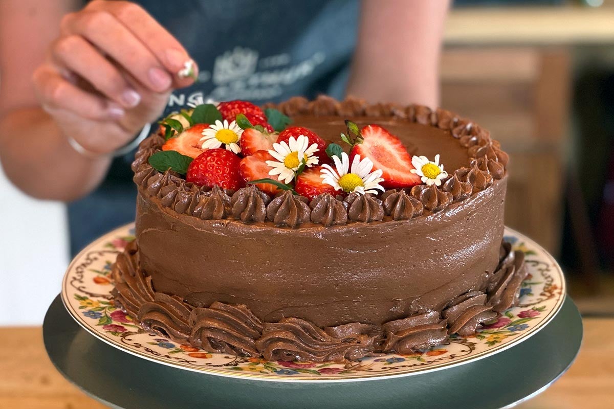The Cake Decorating Company - We're still not over Edible Flowers! 🙌  @chachanpatisserie used our dried flowers to add the finishing touches to  this delicious Carrot Cake. 🥕💝 Shop now 👉