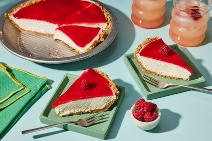 No-bake cheesecake with raspberry sauce