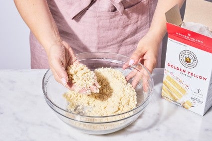 By combining the melted butter and the yolk cake, mix in a bowl to form soft crumbs