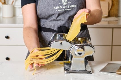 Cutting pasta dough with a pasta machine